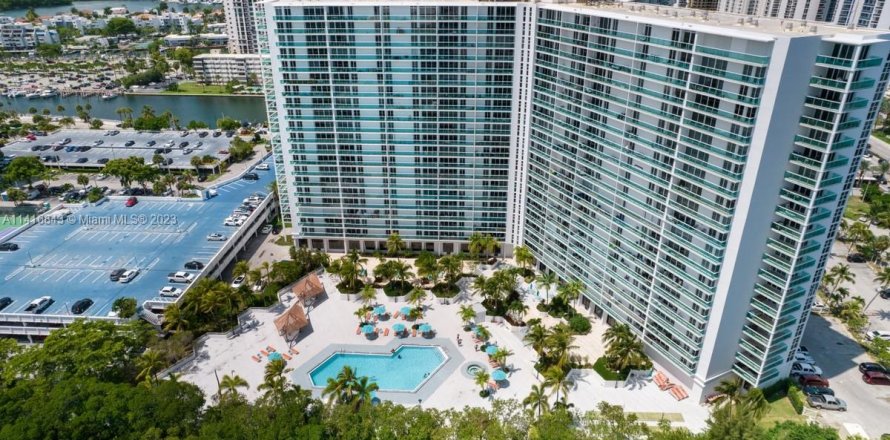 Condominio en Sunny Isles Beach, Florida, 2 dormitorios  № 607849