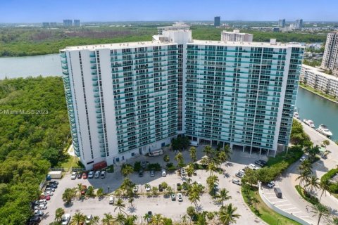 Condominio en venta en Sunny Isles Beach, Florida, 2 dormitorios, 126.07 m2 № 607849 - foto 10