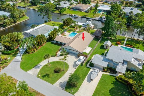 Villa ou maison à louer à Stuart, Floride: 3 chambres, 202.43 m2 № 636722 - photo 1