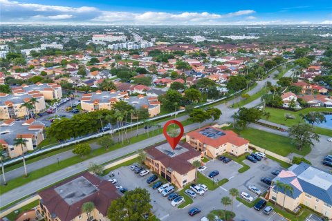 Condominio en venta en Hialeah, Florida, 2 dormitorios, 83.61 m2 № 1333612 - foto 1