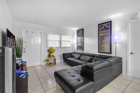 Copropriété à vendre à Hialeah, Floride: 2 chambres, 83.61 m2 № 1333612 - photo 12