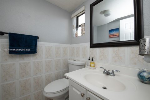 Condominio en venta en Hialeah, Florida, 2 dormitorios, 93.83 m2 № 1332444 - foto 7