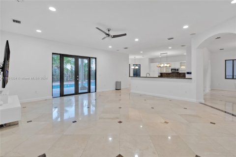 Villa ou maison à vendre à Cutler Bay, Floride: 5 chambres, 438.22 m2 № 1003562 - photo 20