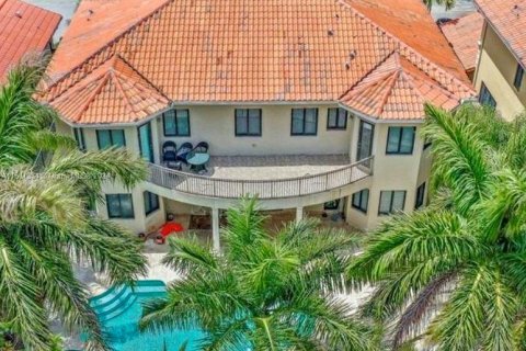 Casa en venta en Cutler Bay, Florida, 5 dormitorios, 438.22 m2 № 1003562 - foto 2