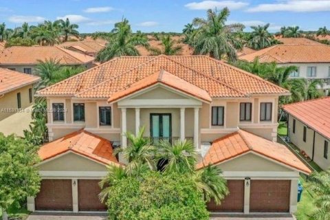Casa en venta en Cutler Bay, Florida, 5 dormitorios, 438.22 m2 № 1003562 - foto 1
