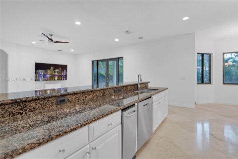 Casa en venta en Cutler Bay, Florida, 5 dormitorios, 438.22 m2 № 1003562 - foto 23