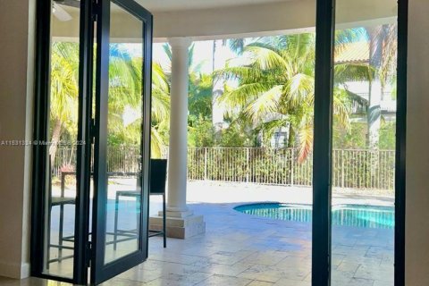 Casa en venta en Cutler Bay, Florida, 5 dormitorios, 438.22 m2 № 1003562 - foto 15