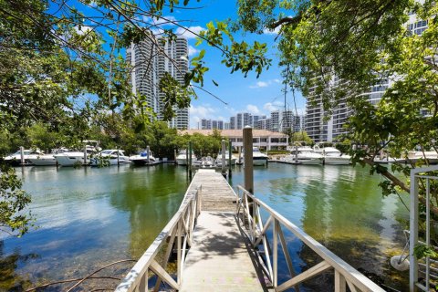 Condo in Aventura, Florida, 2 bedrooms  № 1175076 - photo 1