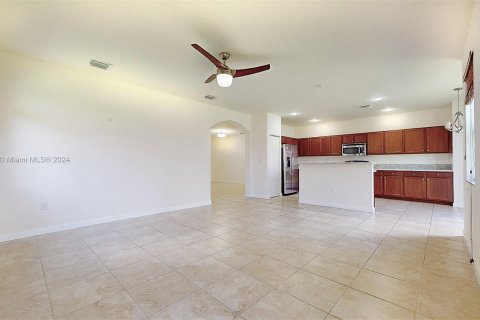 House in Miami, Florida 4 bedrooms № 1381754 - photo 11