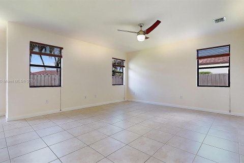 House in Miami, Florida 4 bedrooms № 1381754 - photo 17