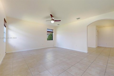 House in Miami, Florida 4 bedrooms № 1381754 - photo 16