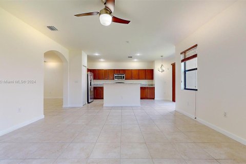 House in Miami, Florida 4 bedrooms № 1381754 - photo 10