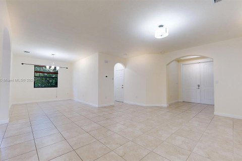 House in Miami, Florida 4 bedrooms № 1381754 - photo 13