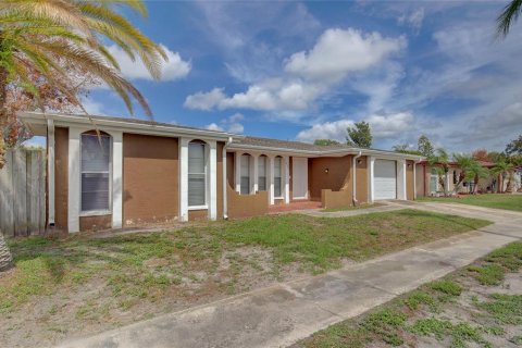 House in Holiday, Florida 3 bedrooms, 154.68 sq.m. № 1252540 - photo 2