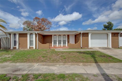 House in Holiday, Florida 3 bedrooms, 154.68 sq.m. № 1252540 - photo 1