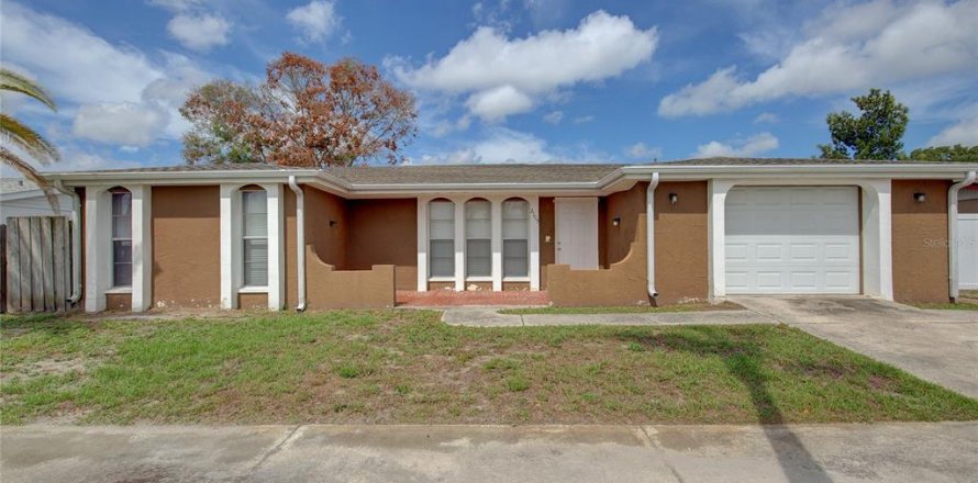 House in Holiday, Florida 3 bedrooms, 154.68 sq.m. № 1252540