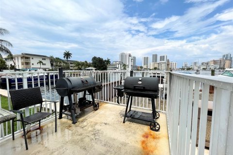 Condominio en venta en Hallandale Beach, Florida, 2 dormitorios, 117.06 m2 № 956545 - foto 9