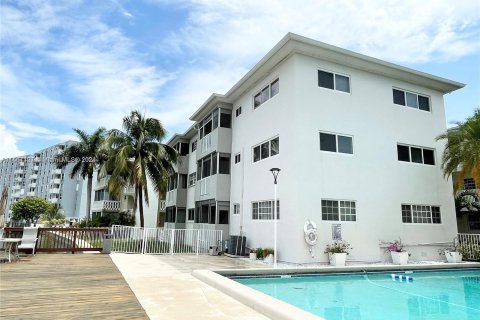 Condominio en venta en Hallandale Beach, Florida, 2 dormitorios, 117.06 m2 № 956545 - foto 1