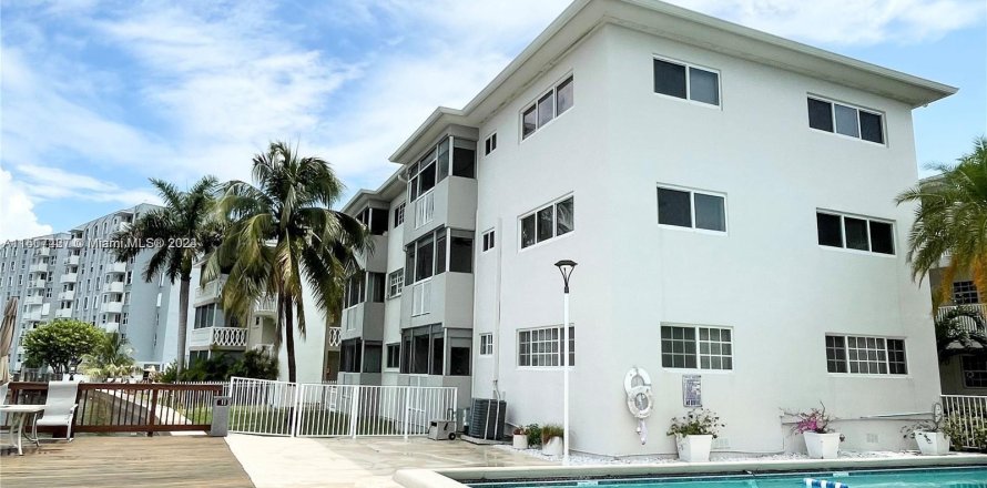 Condominio en Hallandale Beach, Florida, 2 dormitorios  № 956545