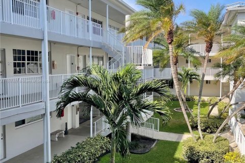 Condominio en venta en Hallandale Beach, Florida, 2 dormitorios, 117.06 m2 № 956545 - foto 24