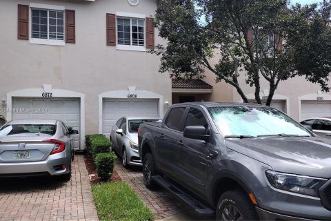 Adosado en venta en Tamarac, Florida, 3 dormitorios, 118.17 m2 № 1294077 - foto 1