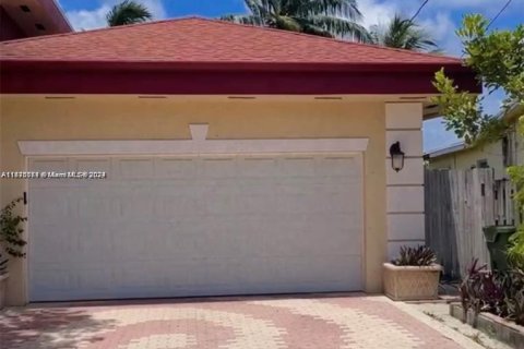 House in Hallandale Beach, Florida 3 bedrooms, 180.32 sq.m. № 1398356 - photo 8