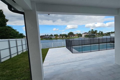 Casa en venta en Miami, Florida, 5 dormitorios, 212.47 m2 № 1398399 - foto 25