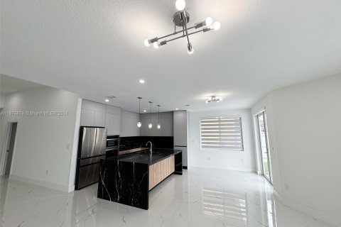 Casa en venta en Miami, Florida, 5 dormitorios, 212.47 m2 № 1398399 - foto 6