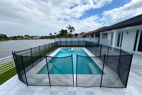 Casa en venta en Miami, Florida, 5 dormitorios, 212.47 m2 № 1398399 - foto 21