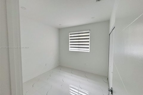 Casa en venta en Miami, Florida, 5 dormitorios, 212.47 m2 № 1398399 - foto 12