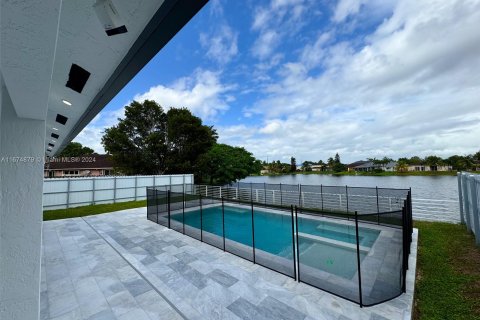 Casa en venta en Miami, Florida, 5 dormitorios, 212.47 m2 № 1398399 - foto 22