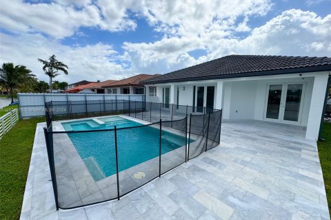 Casa en venta en Miami, Florida, 5 dormitorios, 212.47 m2 № 1398399 - foto 20