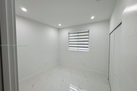 Casa en venta en Miami, Florida, 5 dormitorios, 212.47 m2 № 1398399 - foto 15