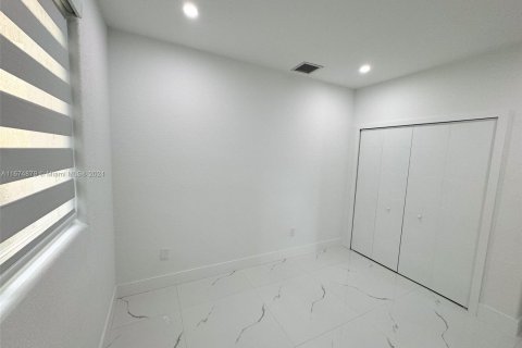 Casa en venta en Miami, Florida, 5 dormitorios, 212.47 m2 № 1398399 - foto 16