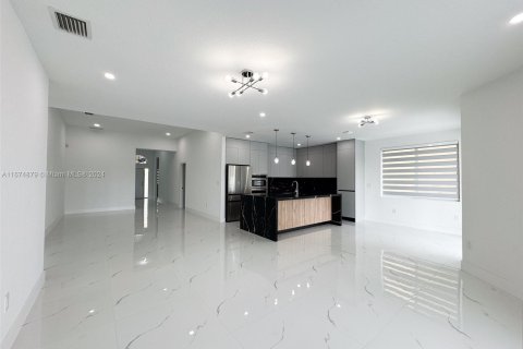 Casa en venta en Miami, Florida, 5 dormitorios, 212.47 m2 № 1398399 - foto 2