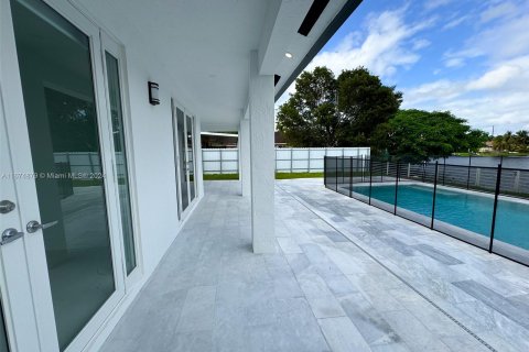 Casa en venta en Miami, Florida, 5 dormitorios, 212.47 m2 № 1398399 - foto 23