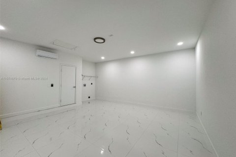 Casa en venta en Miami, Florida, 5 dormitorios, 212.47 m2 № 1398399 - foto 19