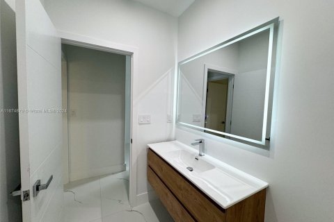 Casa en venta en Miami, Florida, 5 dormitorios, 212.47 m2 № 1398399 - foto 14