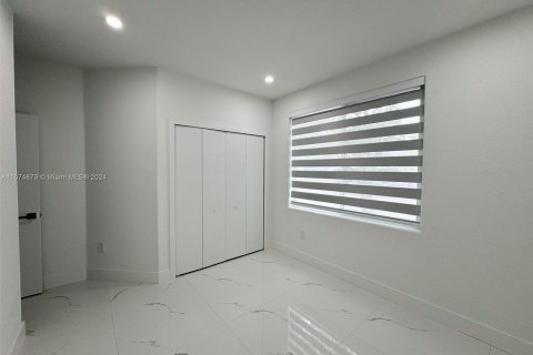 Casa en venta en Miami, Florida, 5 dormitorios, 212.47 m2 № 1398399 - foto 11