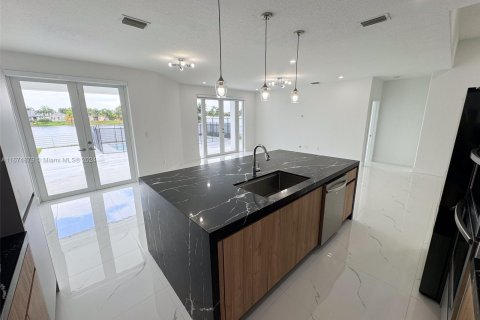 Casa en venta en Miami, Florida, 5 dormitorios, 212.47 m2 № 1398399 - foto 4