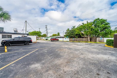Commercial property in Hialeah, Florida № 919529 - photo 19