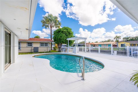 House in Fort Lauderdale, Florida 5 bedrooms, 206.52 sq.m. № 1421922 - photo 14