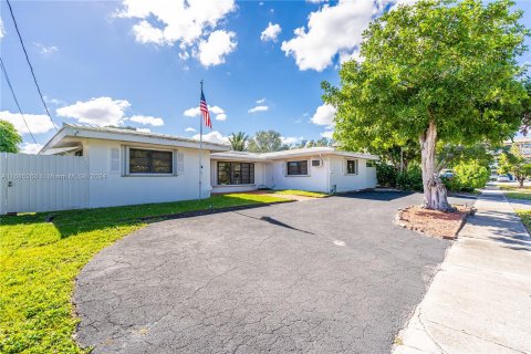 House in Fort Lauderdale, Florida 5 bedrooms, 206.52 sq.m. № 1421922 - photo 11