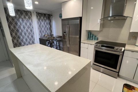 Снять в аренду таунхаус в Бока-Ратон, Флорида 2 спальни, 132.48м2, № 1003741 - фото 9