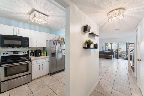 Townhouse in Hollywood, Florida 3 bedrooms, 157.93 sq.m. № 1078832 - photo 2