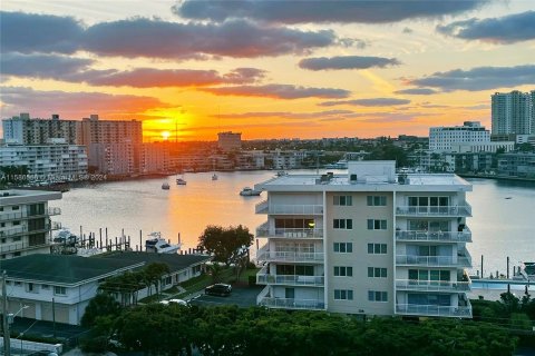 Condo in Hallandale Beach, Florida, 2 bedrooms  № 1173616 - photo 2