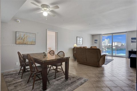 Condominio en venta en Hallandale Beach, Florida, 2 dormitorios, 117.15 m2 № 1215546 - foto 5