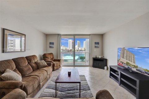 Condominio en venta en Hallandale Beach, Florida, 2 dormitorios, 117.15 m2 № 1215546 - foto 3