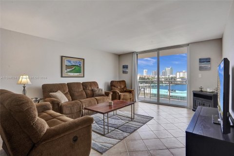 Condominio en venta en Hallandale Beach, Florida, 2 dormitorios, 117.15 m2 № 1215546 - foto 4