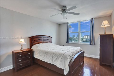 Condominio en venta en Hallandale Beach, Florida, 2 dormitorios, 117.15 m2 № 1215546 - foto 13